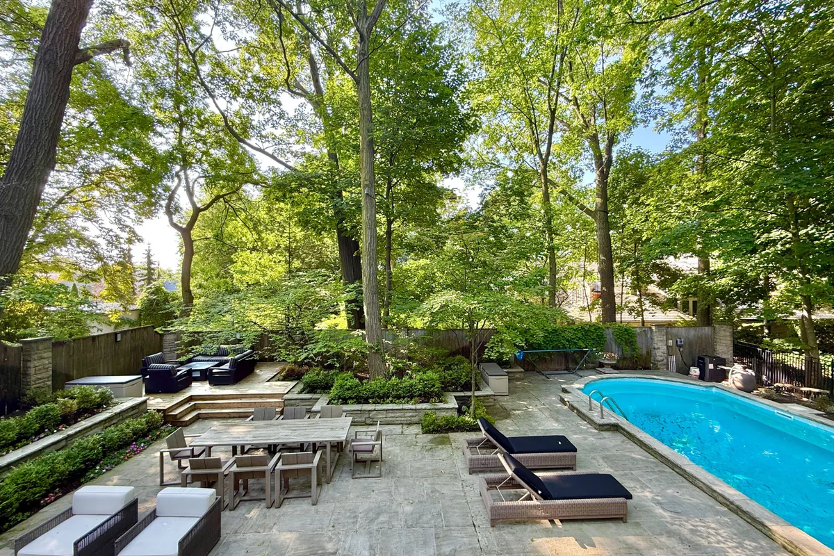 1 Ridgewood Road, ON M5P 1T4