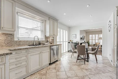 41 Evanston Drive, Toronto, ON M3H 5P2