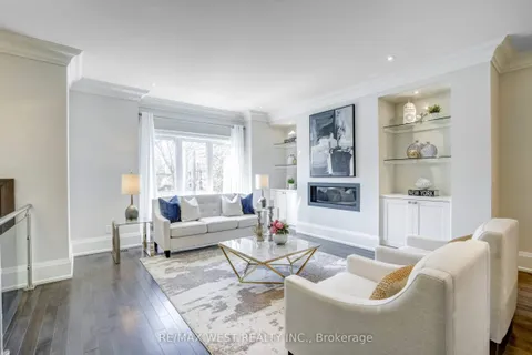352B Lawrence Avenue, Toronto, ON M5M 1B7