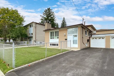 26 Donnalyn Drive, Toronto, ON M2R 2R8