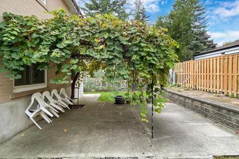 26 Donnalyn Drive, Toronto, ON M2R 2R8