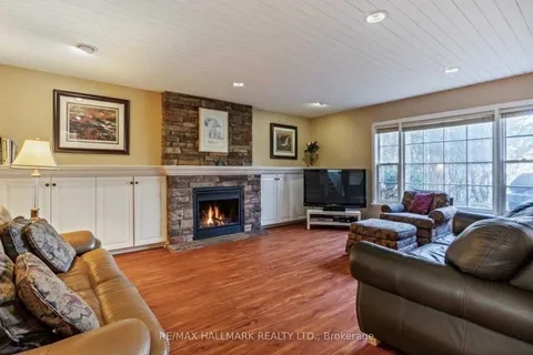 20 Owen Boulevard, Toronto, ON M2P 1E9