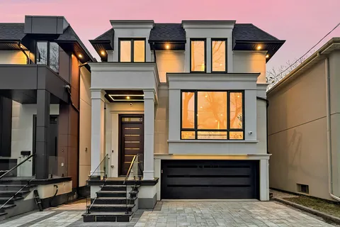 153 A Parkview Avenue, Toronto, ON M2N 3Y6