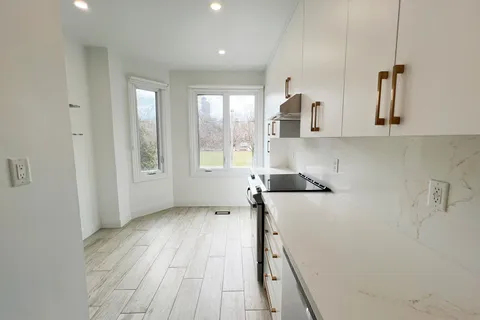 64 Birch Avenue, Toronto, ON M4V 1C8