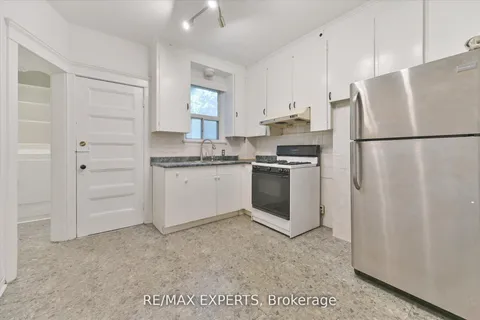 18 Barton Avenue, Toronto, ON M5R 1G8