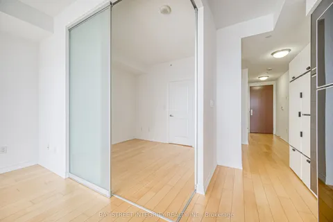 386 Yonge Street, Toronto, ON M5B 0A5