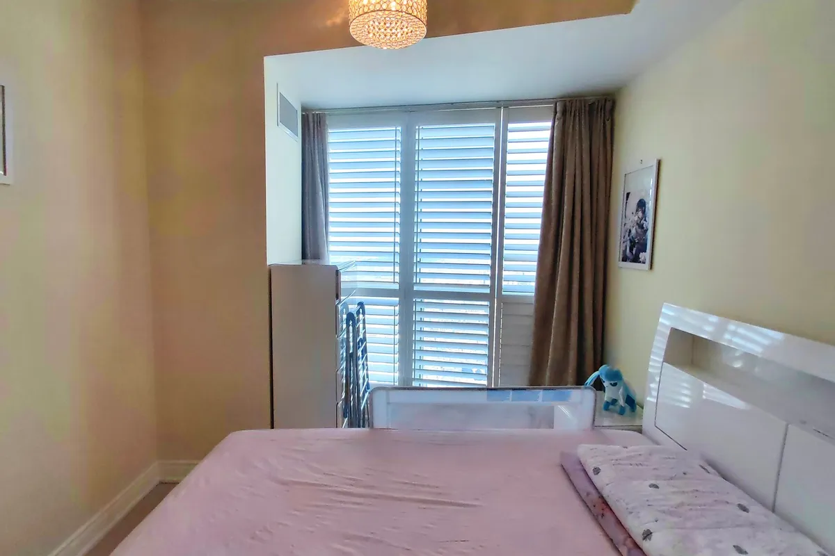 388 Yonge Street, ON M5B 0A4