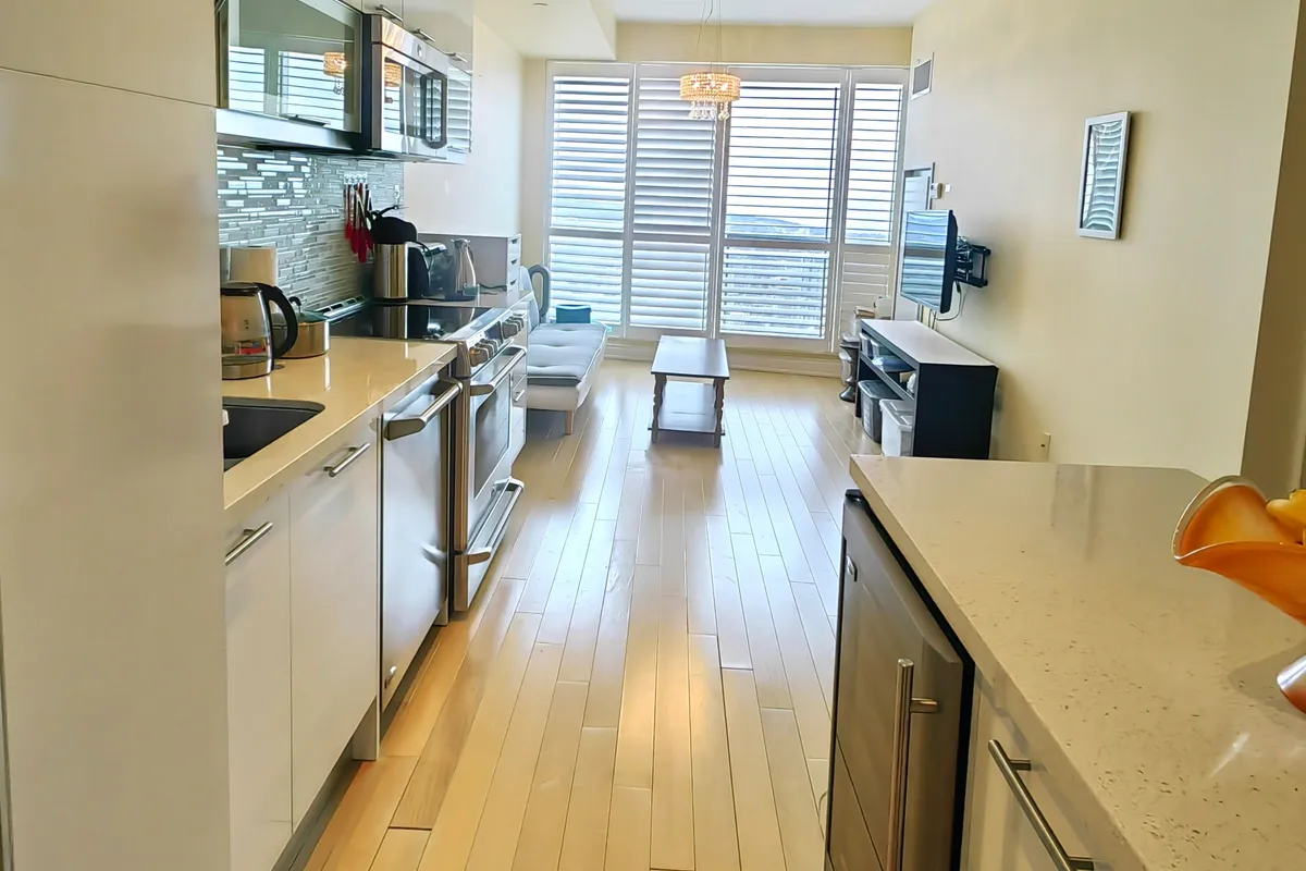 388 Yonge Street, ON M5B 0A4