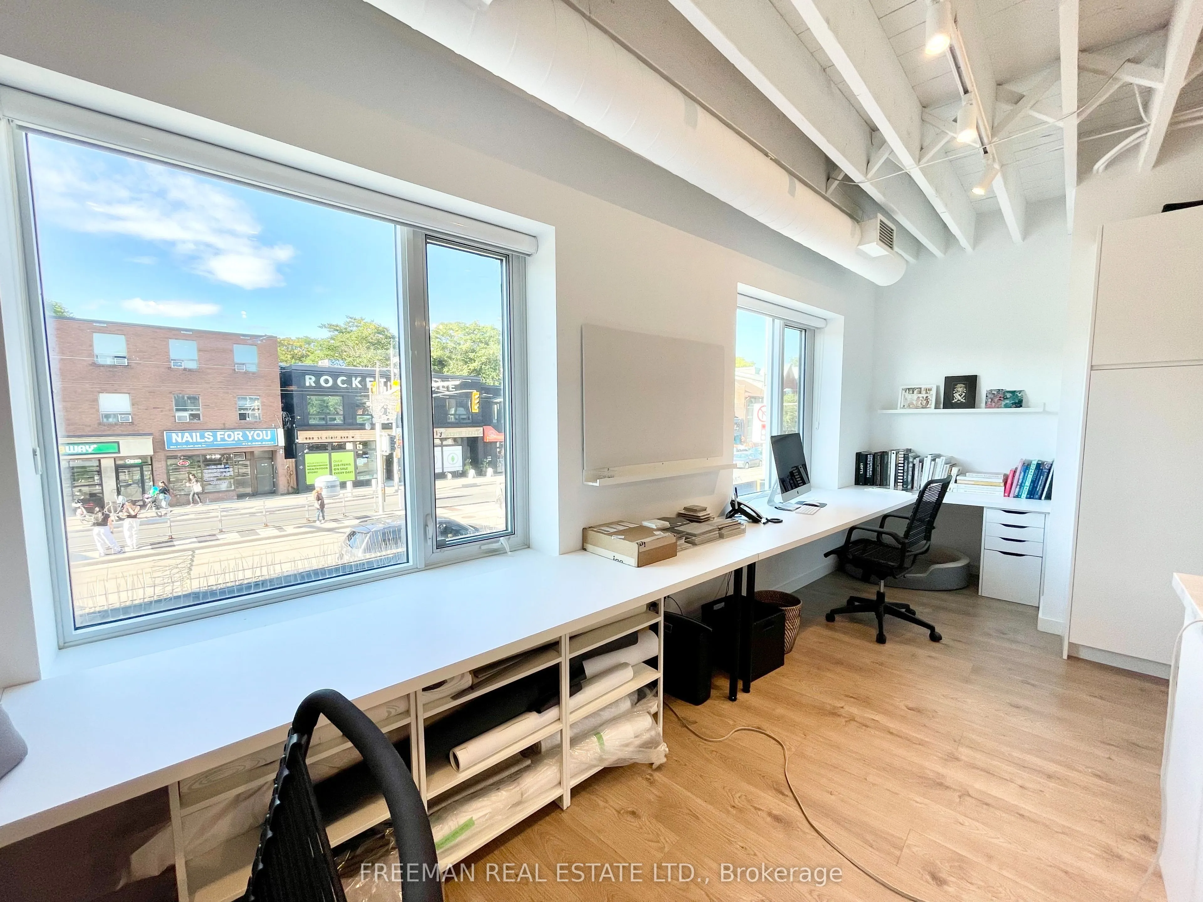 689 St Clair Avenue, Toronto, ON M6C 1B2