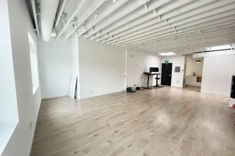 689 St Clair Avenue, Toronto, ON M6C 1B2