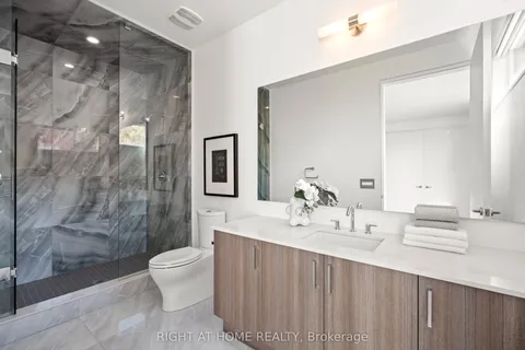 15 Fairmeadow Avenue, Toronto, ON M2P 0A5