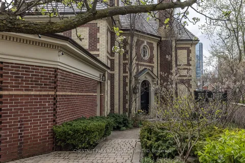 45 South Drive, Toronto, ON M4W 1R3