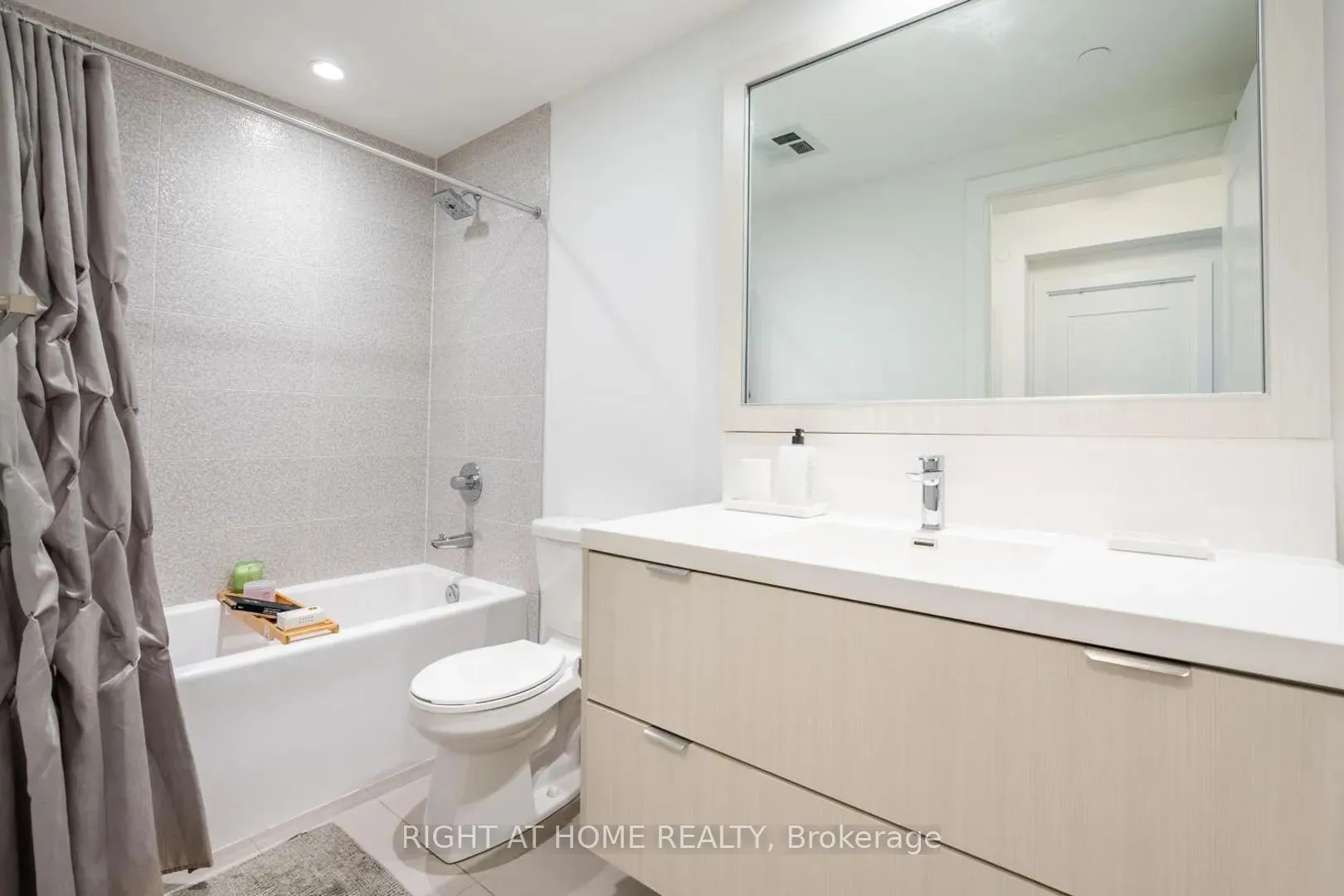 80 Vanauley Street, Toronto, ON M5T 0C9