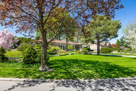 5 Parmbelle Crescent, Toronto, ON M3A 3G5