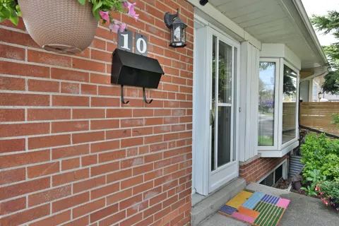 10 Billington Crescent, Toronto, ON M3A 2G6