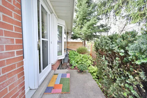 10 Billington Crescent, Toronto, ON M3A 2G6