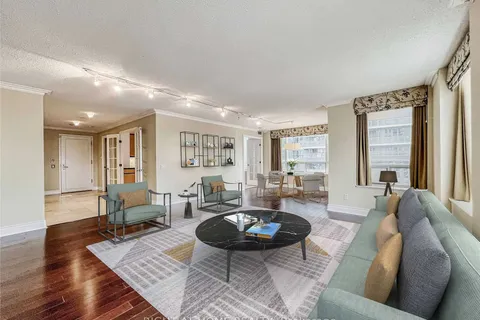 123 Eglinton Avenue, Toronto, ON M4P 1J2