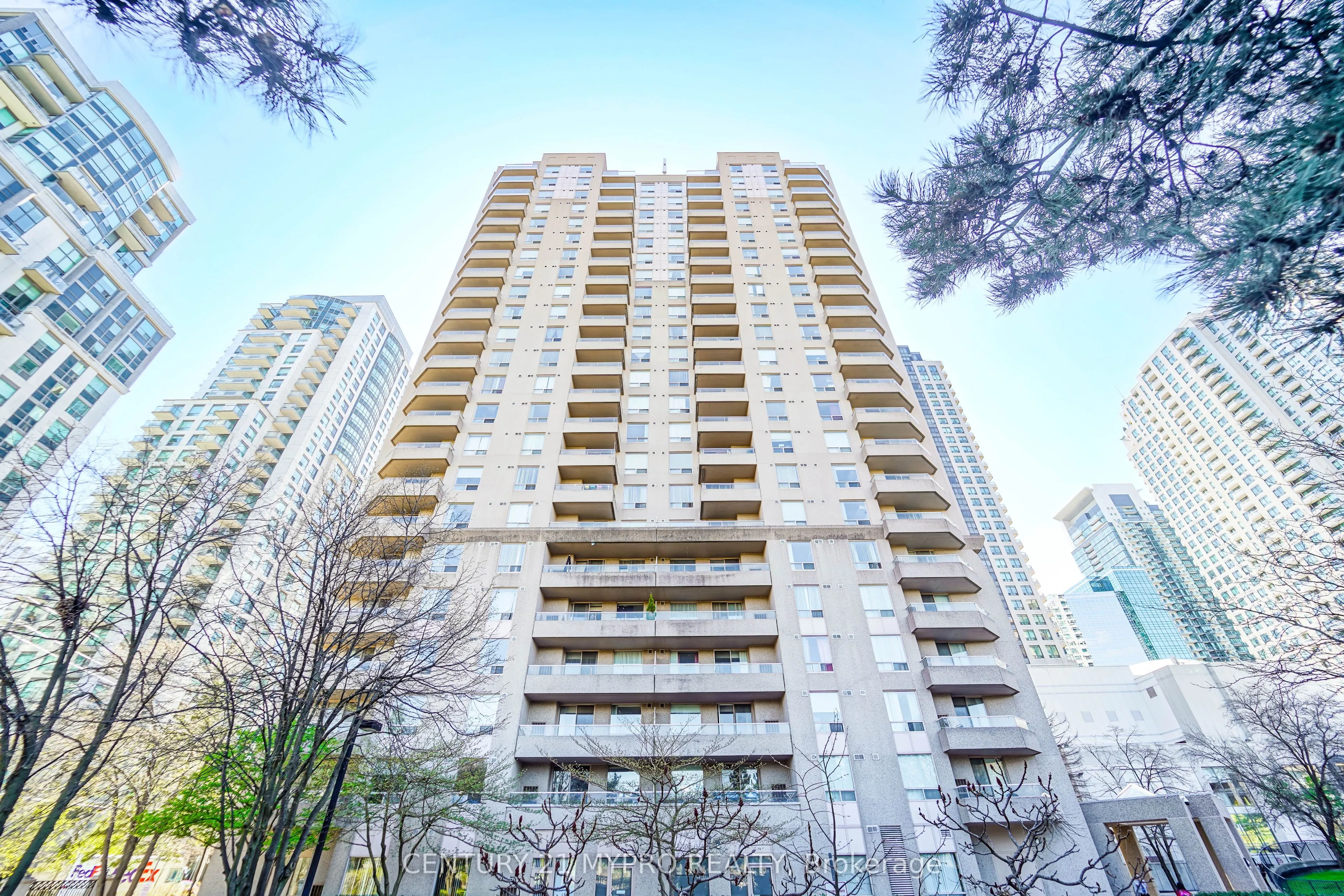 18 Hillcrest Avenue, Toronto, ON M2N 6T5