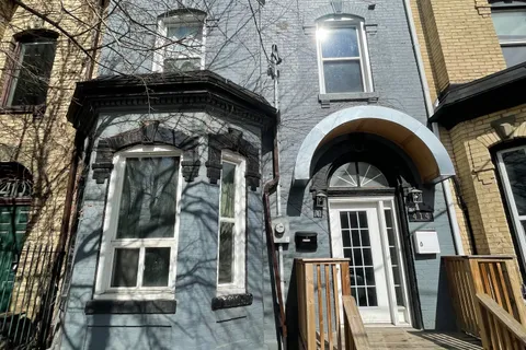 414 Dundas Street, ON M5A 2A8