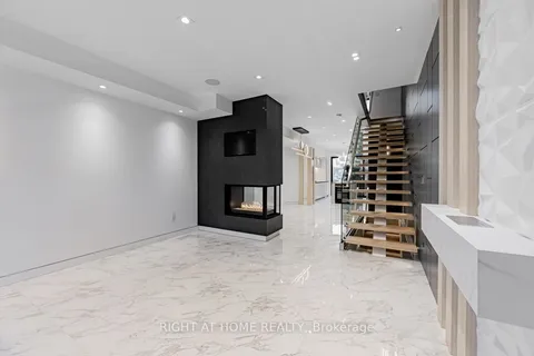 677 Huron Street, ON M5R 2R8