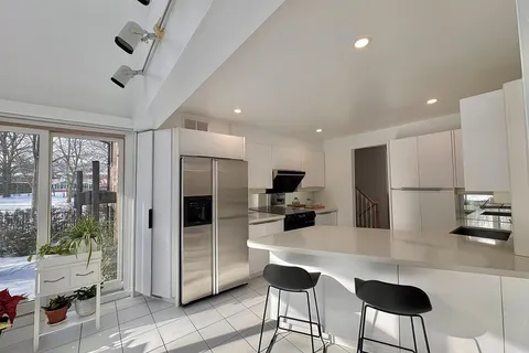 9 Alderdale Court, ON M3B 2H8