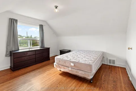 195 Moore Park Avenue, ON M2M 1N3