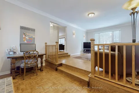 52 Leacock Crescent, ON M3B 1P1