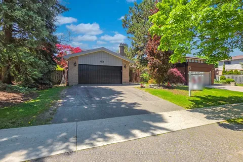 52 Leacock Crescent, ON M3B 1P1