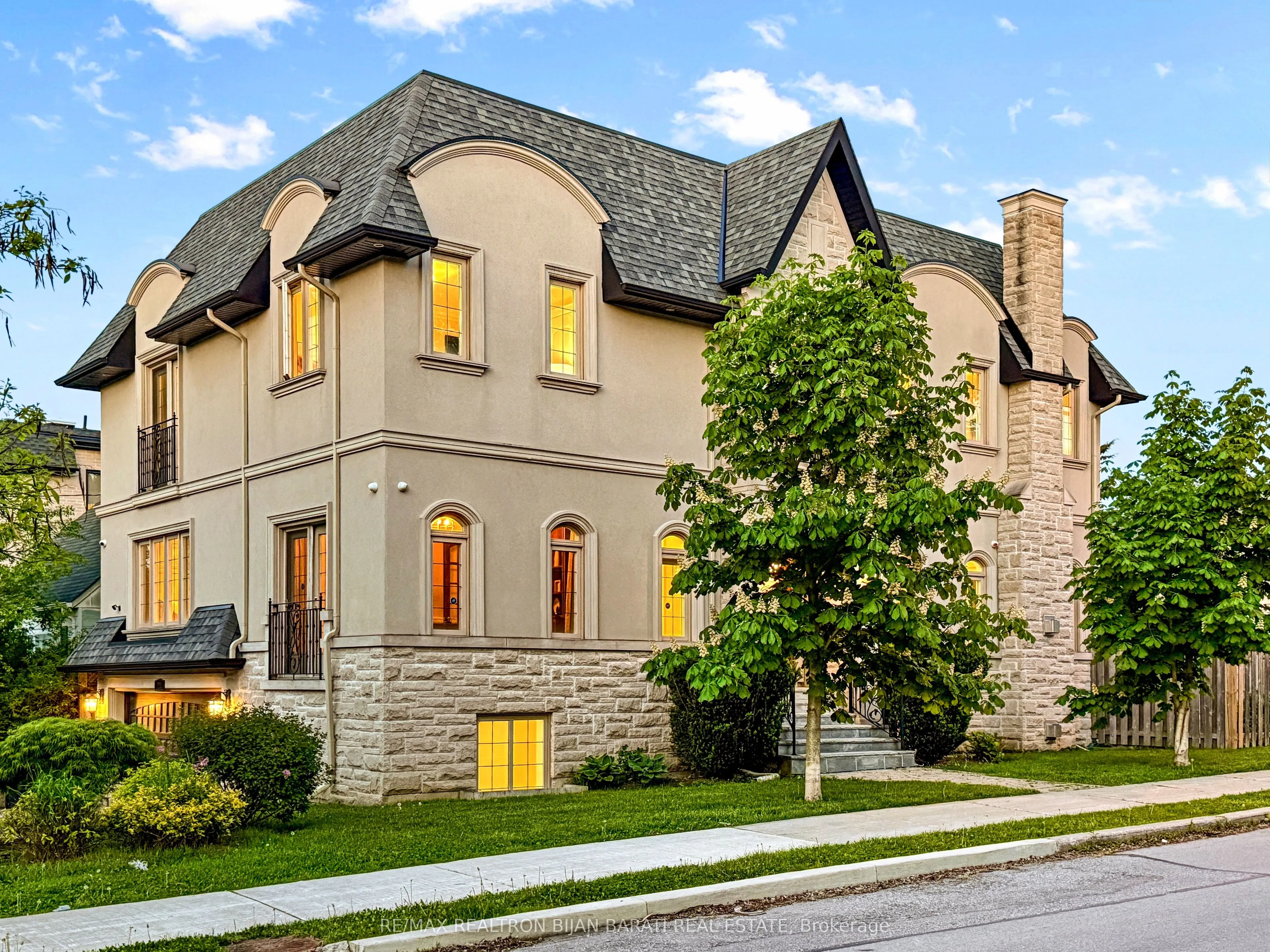 221 Elmwood Avenue, ON M2N 3M8