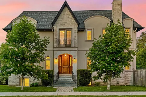 221 Elmwood Avenue, ON M2N 3M8