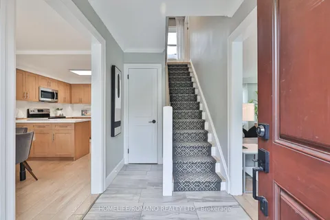 542 Deloraine Avenue, ON M5M 2C3