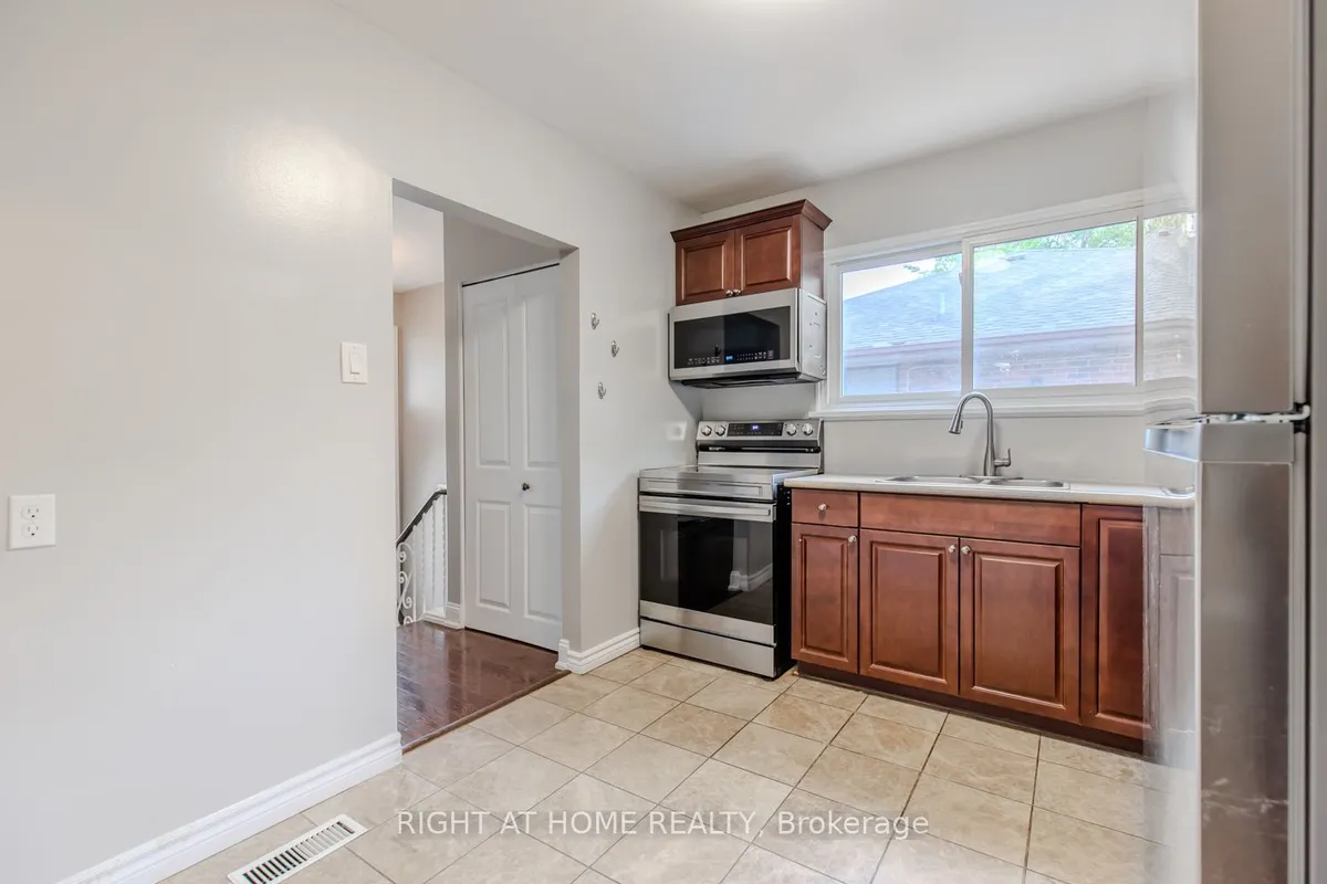 12 Murellen Crescent, ON M4A 2K5