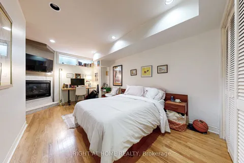 189 Lippincott Street, ON M5S 2P3