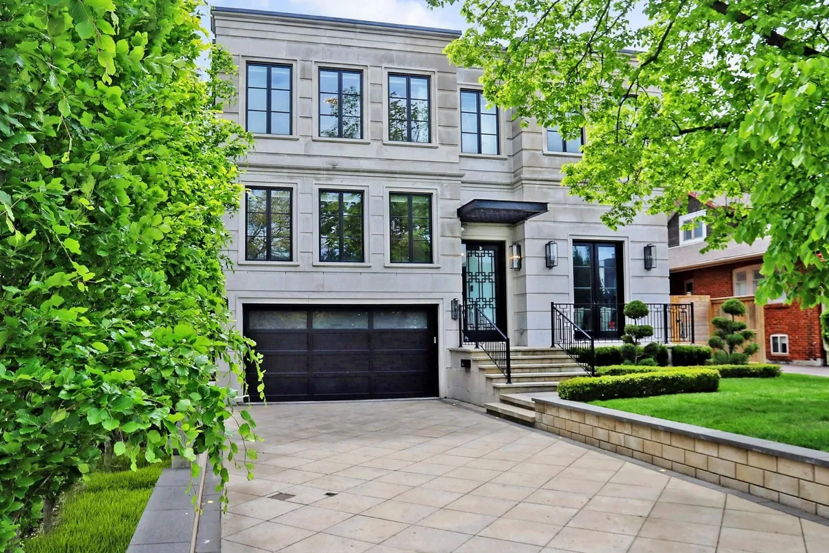 154 Yonge Boulevard, ON M5M 3H4