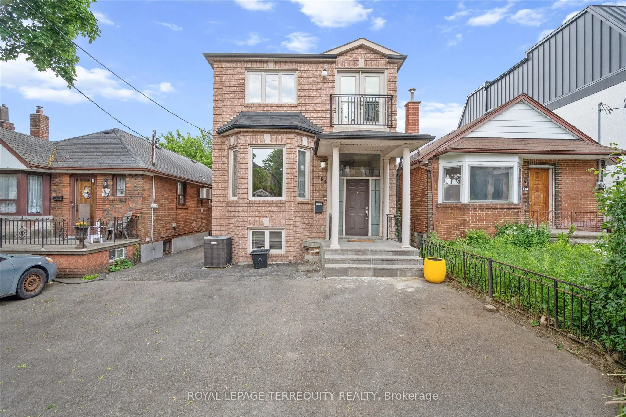 384 Winnett Avenue, ON M6C 3M1
