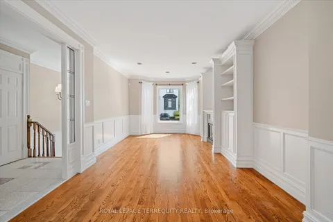 384 Winnett Avenue, ON M6C 3M1