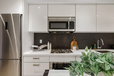 17 Lakeview Avenue, ON M6J 3B2