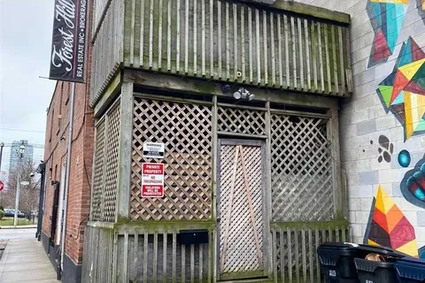 384 Queen Street, ON M5A 1T1