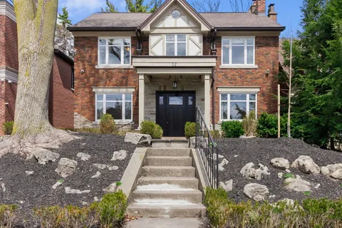 32 Parkhurst Boulevard, ON M4G 2C6