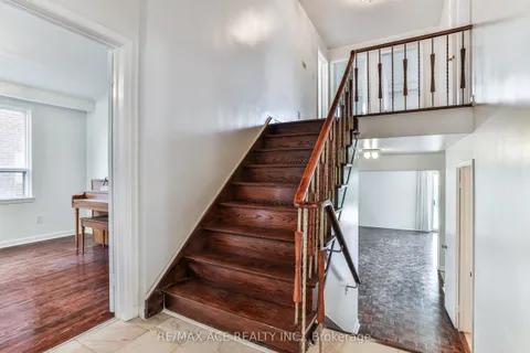 90 Charlton Boulevard, ON M2M 1C1