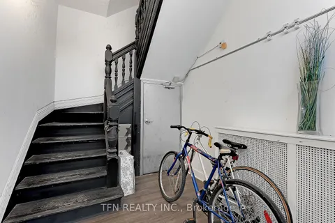 237 Gerrard Street, ON M5A 2G1