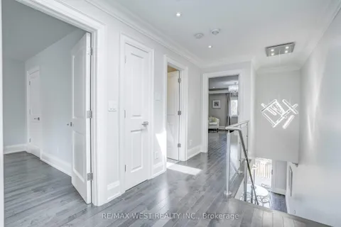 352B Lawrence Avenue, ON M5M 1B7