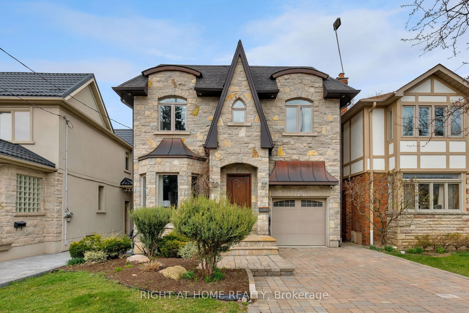 8 Rutherglen Road, ON M4G 1L6