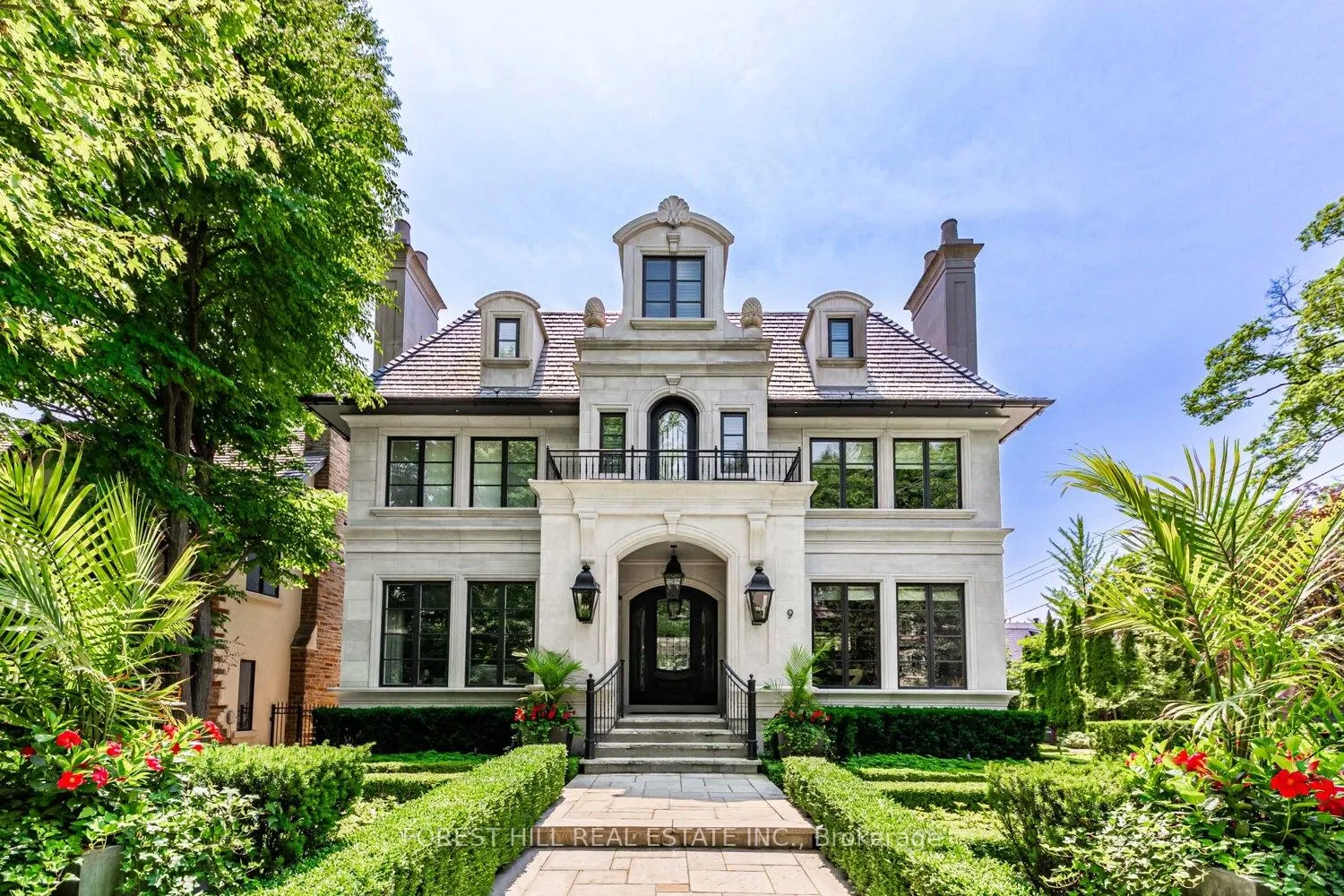 9 Dewbourne Avenue, ON M5P 1Z1