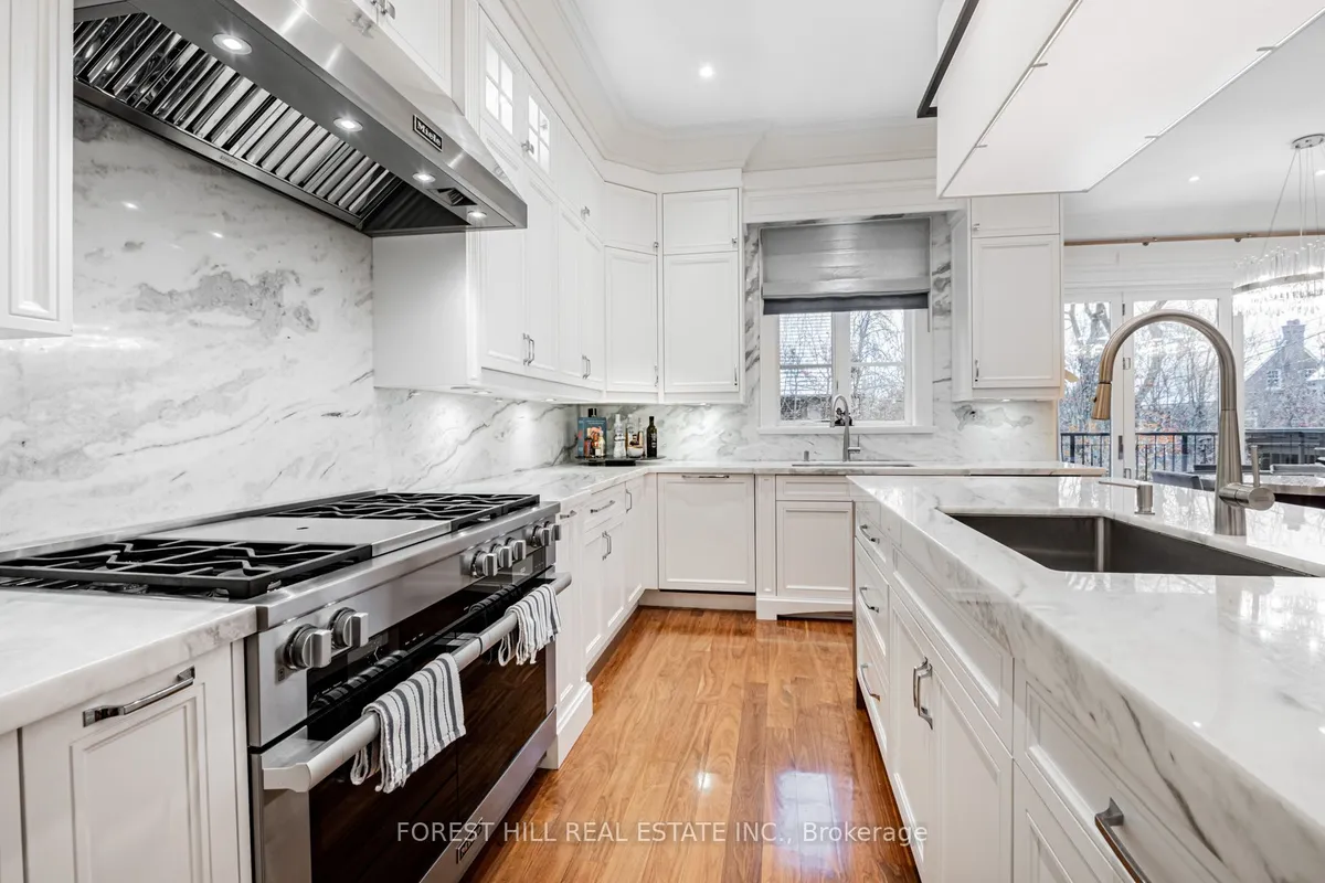 9 Dewbourne Avenue, ON M5P 1Z1