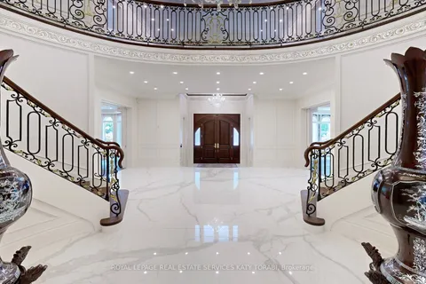 8 High Point Road, ON M3B 2A4