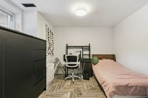 27 Treadgold Crescent, ON M3A 1X1