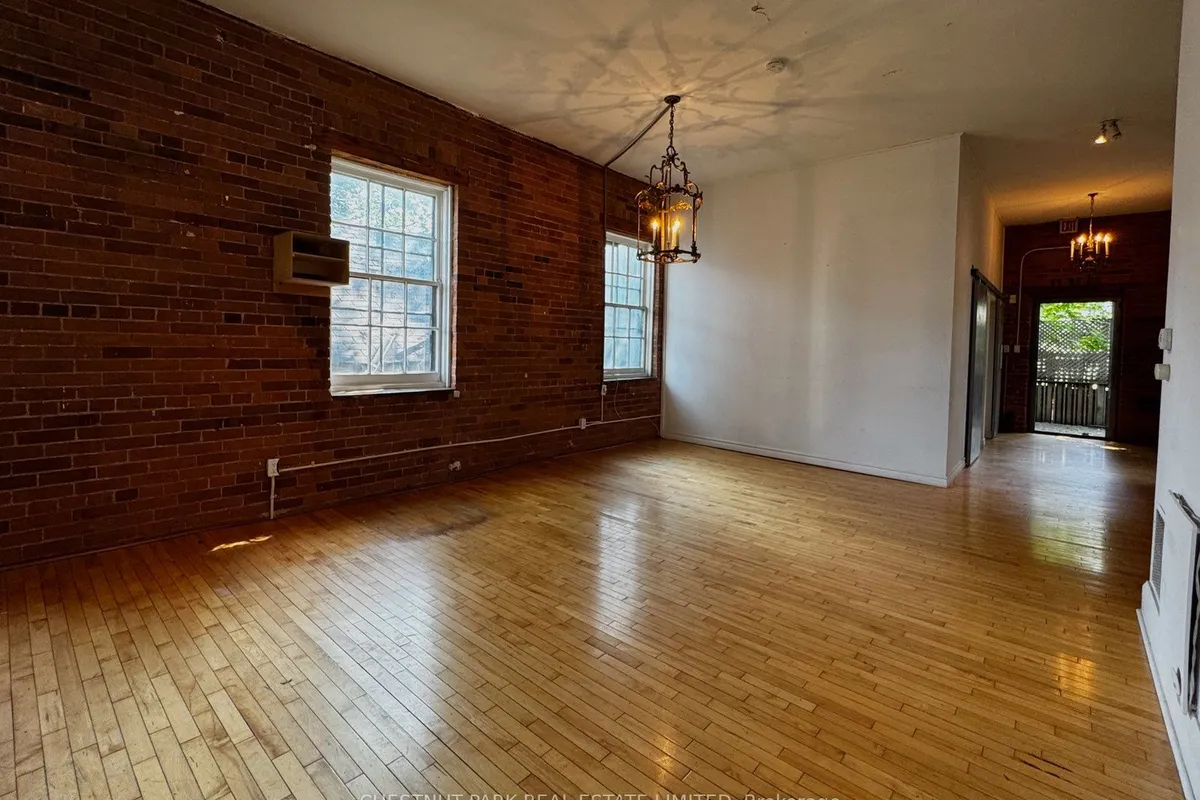 156 Sussex Mews, ON M5S 2K1