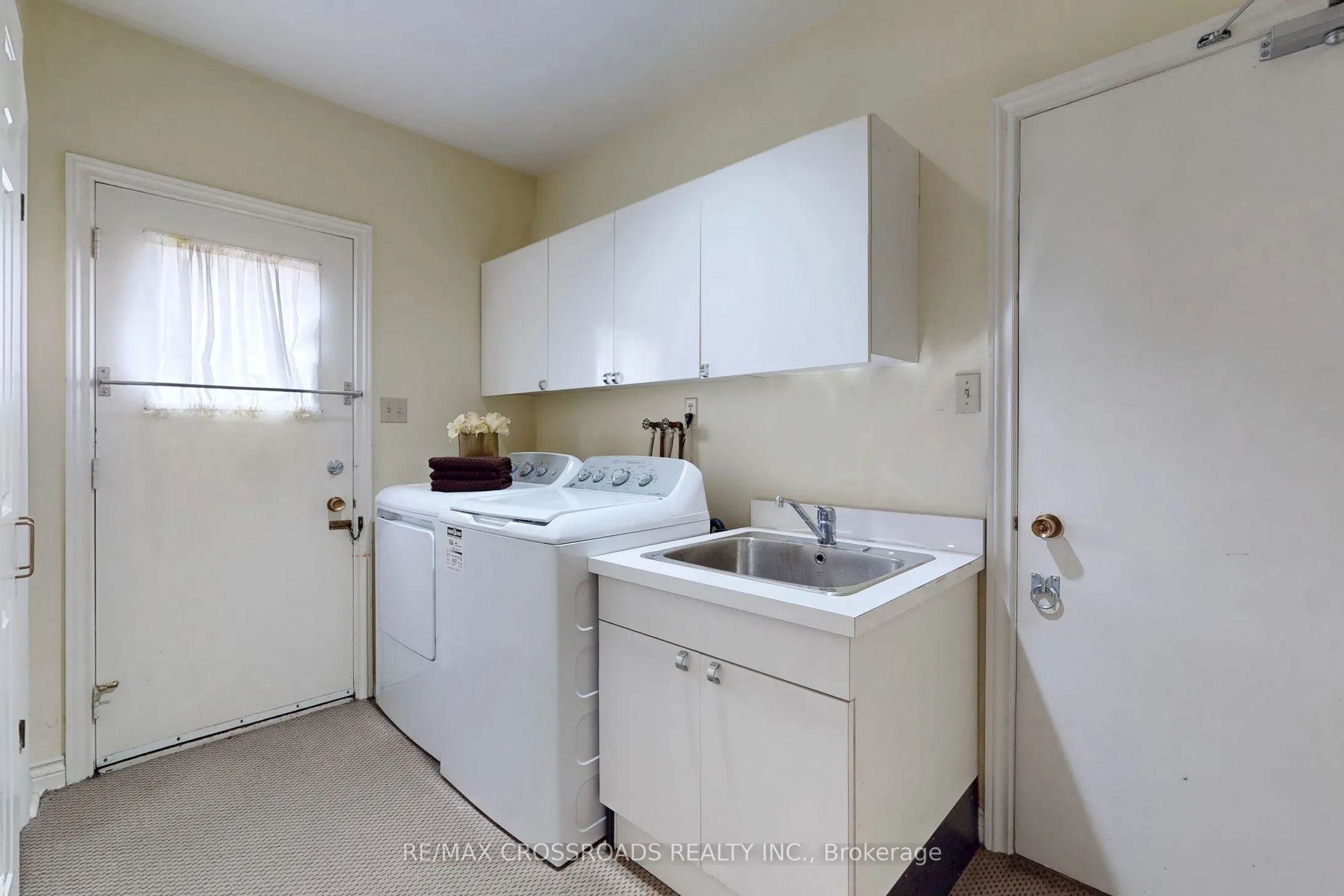 8 Orchid Court, ON M2L 2X8