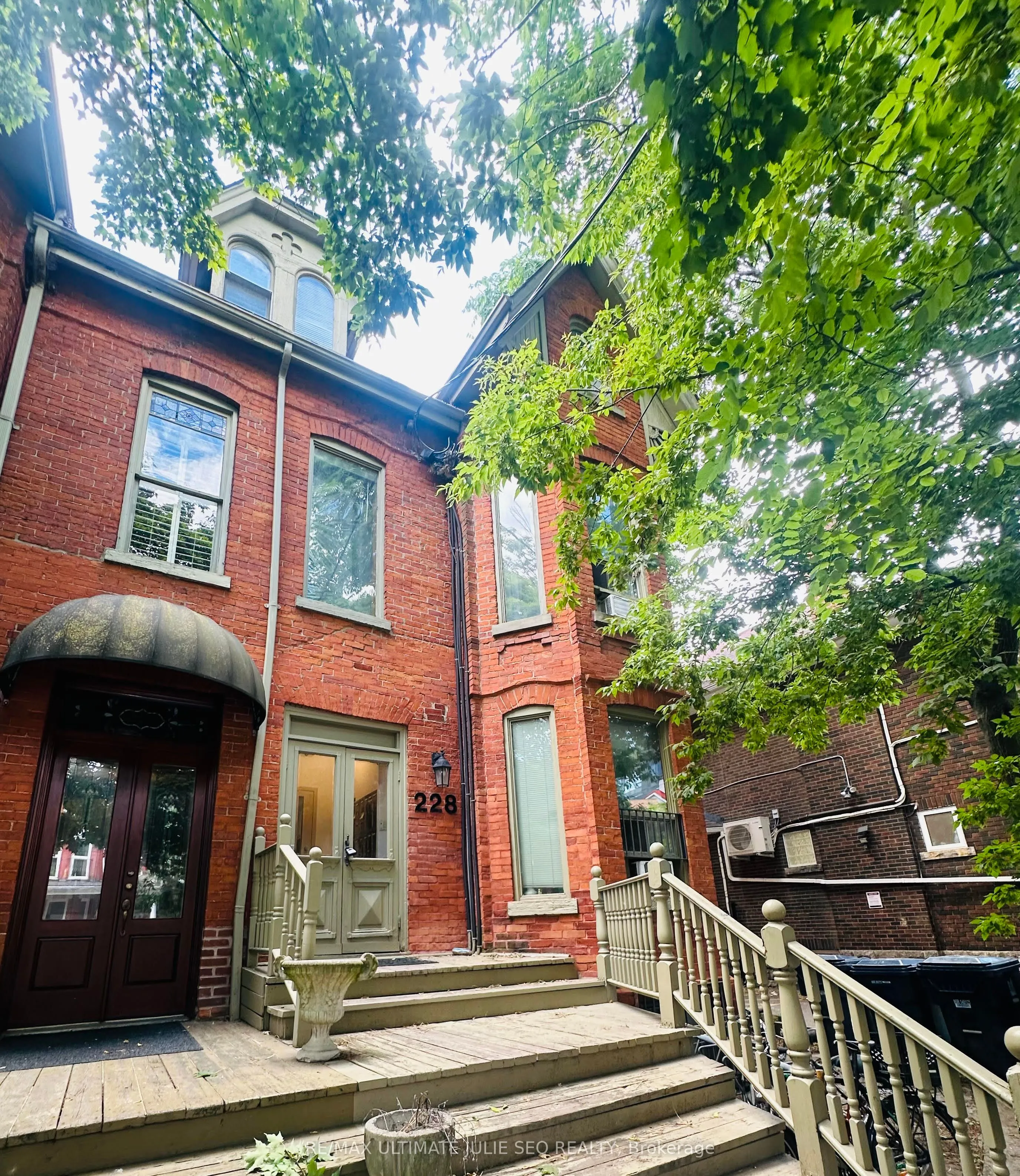 228 Beverley Street, ON M5T 1Z3